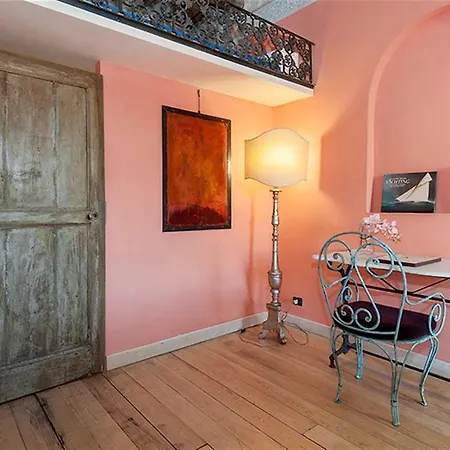 Friendly Rentals Artist Apartment *